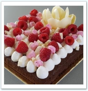 Brownie façon fantastik. Un brownie au bon goût de chocolat, enrichi de framboises, décoré de chantilly ivoire, framboises fraîches, guimauves et fleur en chocolat blanc.