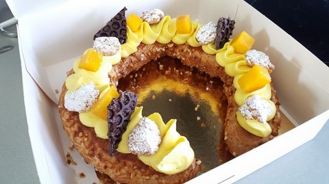 choux aux pralins, compotée mangue, crème vanille et ganache montée passion
