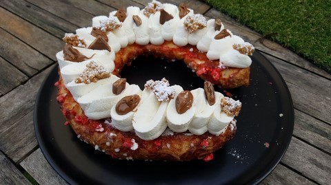 choux aux pralines roses, crème vanille et chantilly vanille