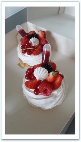 Meringue croustillante au coeur moelleux surmonté d'une crème chantilly vanille, surmonté d'un assortiment d'un trio de fruits rouges frais et coulis de framboises en pipettes