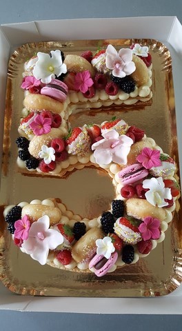 pate feuilletée, fraises déguisées, fruits rouges, macarons, fleurs en pate à sucre