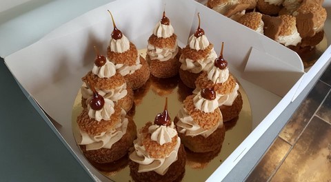 choux craquelin, crème et insert praliné, décoration noisettes caramélisées