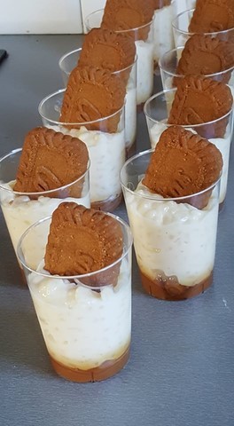 Verrine riz au lait spéculoos Riz au lait crémeux vanillé sur lit de caramel au spéculoos, décoration spéculoos