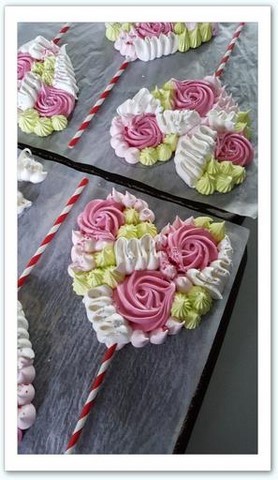 Sucette géante coloré réalisé en meringue suisse, pour décorer vos buffets de fêtes, coloris personnalisables