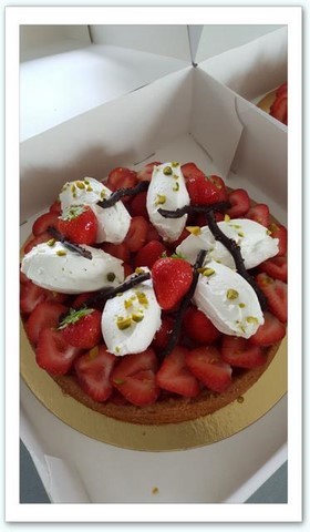 sablé breton garni compotée de fraises, crème patissière vanille , quenelles chantilly et framboises fraîches