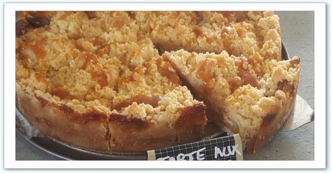 sablé fin garnie généreusement de pomme, d'un appareil crème fraîche et de crumble
