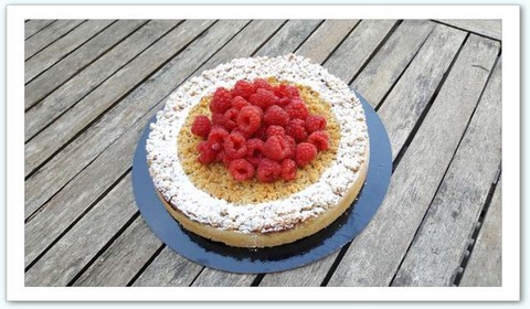 sablé fin garnie d'un crémeux aux framboises et de crumble à l'amande