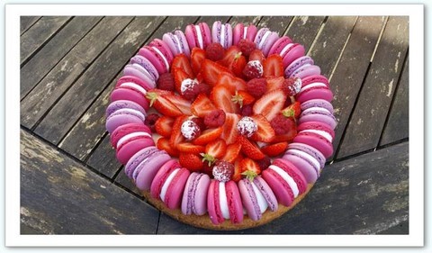 sablé breton garnie crème patissière fraises fraîches et macarons