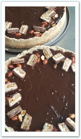 sablé fin surmonté de caramel au beurre salé , d'une fine couche de ganache chocolat et de morceaux de snickers