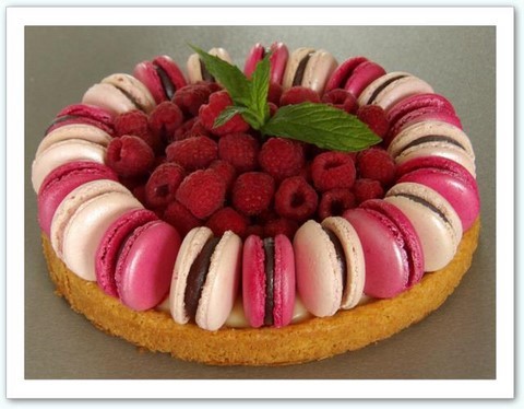 sablé breton garnie crème patissière framboises fraîches et macarons
