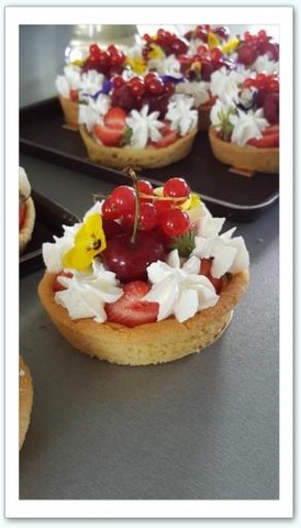 Sablé breton garni d'une crème mousseline vanille, chantilly et fruits rouges