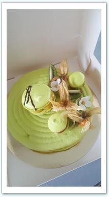 macaron géant garni d'un curd aux fruits et fruits frais