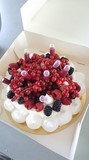 pavlova fruits rouges meringue garnie chantilly et fruits rouges