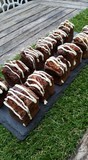 Mini Brownie Streusel et Pécans Caramélisés Brownie au chocolat noir, streusel cacao et noix de pécans caramélisees