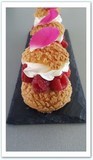 chou craquelin framboises Chou surmonté d'un délicieux craquelin pour un contraste moelleux croquant, garnie d'un gélifié framboise, d'une crème mousseline vanille, de chantilly vanille et de framboises fraîches.