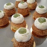 chou craquelin framboises Chou surmonté d'un délicieux craquelin pour un contraste moelleux croquant, garnie d'un gélifié framboise, d'une crème mousseline vanille, de chantilly vanille et de framboises fraîches.