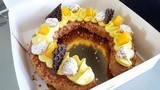 Eclair géant Exotique choux aux pralins, compotée mangue, crème vanille et ganache montée passion