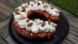 Eclair géant vanille choux aux pralines roses, crème vanille et chantilly vanille