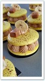 Macaron facon Banoffee coque croustillante à l amande garni d'un crémeux dulce de leche, crème patissière à la banane et pépites de chocolat