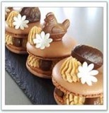 Macaron Kinder Shoko-Bons coque croustillante à l amande garni d'une Garniture crème kinder et éclats de shoko-bons.