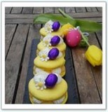 Macaron facon Tarte au Citron Meringuée coque croustillante à l amande garni d'un crémeux citron jaune et meringue