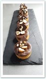 tartelette twix Mini sablé breton garni de caramel au beurre salé surmonté d'une ganache au chocolat au lait, décoration éclats de noisettes. Délicieux !