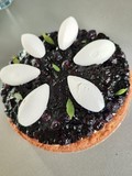 Tarte Framboises Quenelles Chantilly sablé breton garni compotée de framboises, crème patissière vanille , quenelles chantilly et framboises fraîches
