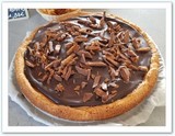 Tarte aux Daims sablé breton surmonté d'une crème vanille, d'une fine couche de ganache chocolat et d'une multitude d'éclats de daims