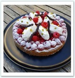 Tarte Framboises Quenelles Chantilly sablé breton garni compotée de framboises, crème patissière vanille , quenelles chantilly et framboises fraîches