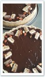 Tarte aux Snickers sablé fin surmonté de caramel au beurre salé , d'une fine couche de ganache chocolat et de morceaux de snickers