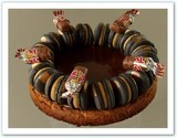 Tarte chocolat caramel au beurre salé Couronne Macarons sablé breton garnie de caramel au beurre salé, ganache chocolat noir, macarons caramel au beurre salé et twix