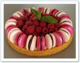 Tarte Framboises Couronne Macarons sablé breton garnie crème patissière framboises fraîches et macarons