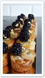 tartelette mûre amande Mini sablé breton garni de gelée de mûre, surmonté d'une crème amandine poudré d'amandes effilés. Un classique !